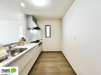 �L�b�`���@�{�H��ʐ^�@�V�z�Ȃ�ł͂̃s�J�s�J�̃L�b�`���͖����̂��������y�������Ă���܂��ˁB