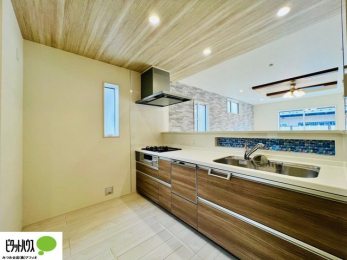 �L�b�`���@�{�H��ʐ^�F�l�C�̃J�E���^�[�L�b�`������́A���r���O�ɂ��邲�Ƒ��̗l�q���f���܂�