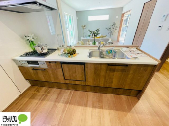 �L�b�`���@�l�C�̃J�E���^�[�L�b�`������́A���r���O�ɂ��邲�Ƒ��̗l�q���f���܂�
