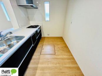 �L�b�`���@�{�H��ʐ^�F�l�C�̃J�E���^�[�L�b�`������́A���r���O�ɂ��邲�Ƒ��̗l�q���f���܂�