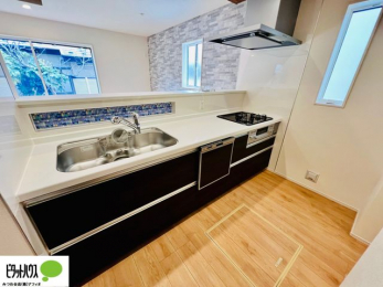 �L�b�`���@�{�H��ʐ^�@�l�C�̃J�E���^�[�L�b�`������́A���r���O�ɂ��邲�Ƒ��̗l�q���f���܂�