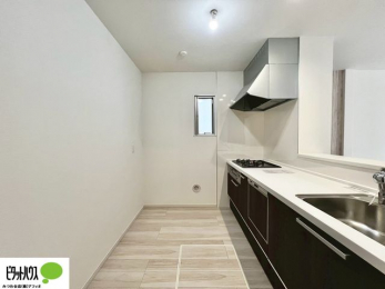 �L�b�`���@�{�H��ʐ^�F�l�C�̃J�E���^�[�L�b�`������́A���r���O�ɂ��邲�Ƒ��̗l�q���f���܂�