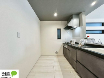 �L�b�`���@�{�H��ʐ^�@�V�z�Ȃ�ł͂̃s�J�s�J�̃L�b�`���͖����̂��������y�������Ă���܂��ˁB