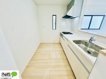�L�b�`���@�{�H��ʐ^�@�l�C�̃J�E���^�[�L�b�`������́A���r���O�ɂ��邲�Ƒ��̗l�q���f���܂�