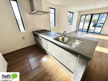 �L�b�`���@�{�H��ʐ^�@�V�z�Ȃ�ł͂̃s�J�s�J�̃L�b�`���͖����̂��������y�������Ă���܂��ˁB