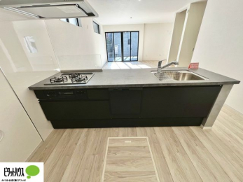 �L�b�`���@�{�H��ʐ^�@�l�C�̃J�E���^�[�L�b�`������́A���r���O�ɂ��邲�Ƒ��̗l�q���f���܂�