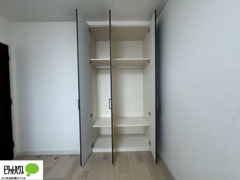 ���[�@�N���[�[�b�g�́A�����E���s��������A��̒����ߗނ����N���N���[�\�ł�
