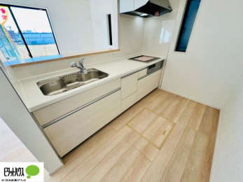 �L�b�`���@�{�H��ʐ^�F�l�C�̃J�E���^�[�L�b�`������́A���r���O�ɂ��邲�Ƒ��̗l�q���f���܂�