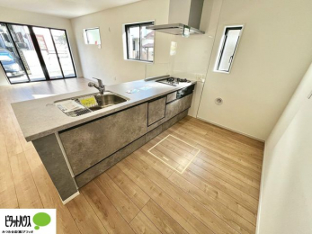 �L�b�`���@�{�H��ʐ^�@�V�z�Ȃ�ł͂̃s�J�s�J�̃L�b�`���͖����̂��������y�������Ă���܂��ˁB