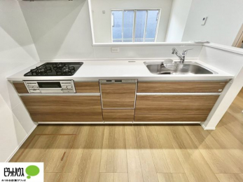 �L�b�`���@�{�H��ʐ^�@�l�C�̃J�E���^�[�L�b�`������́A���r���O�ɂ��邲�Ƒ��̗l�q���f���܂�