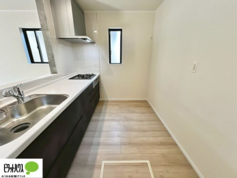 �L�b�`���@�{�H��ʐ^�@�V�z�Ȃ�ł͂̃s�J�s�J�̃L�b�`���͖����̂��������y�������Ă���܂��ˁB