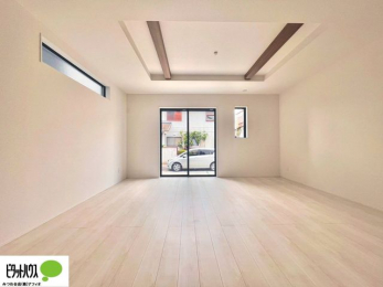 ���r���O�@���r���O�͉Ƒ��ōL�X�Ɖ߂�����18���B�L�b�`�����烊�r���O�����ʂ��āA���q����̗l�q���΂�����B