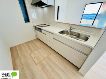 �L�b�`���@�{�H��ʐ^�F�l�C�̃J�E���^�[�L�b�`������́A���r���O�ɂ��邲�Ƒ��̗l�q���f���܂�
