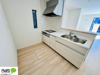 �L�b�`���@�{�H��ʐ^�F�l�C�̃J�E���^�[�L�b�`������́A���r���O�ɂ��邲�Ƒ��̗l�q���f���܂�