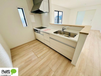 �L�b�`���@�{�H��ʐ^�F�l�C�̃J�E���^�[�L�b�`������́A���r���O�ɂ��邲�Ƒ��̗l�q���f���܂�