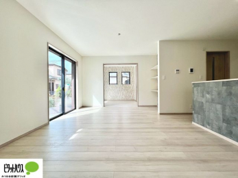 ���r���O�@���r���O�͉Ƒ��ōL�X�Ɖ߂�����16���B�L�b�`�����烊�r���O�����ʂ��āA���q����̗l�q���΂�����B