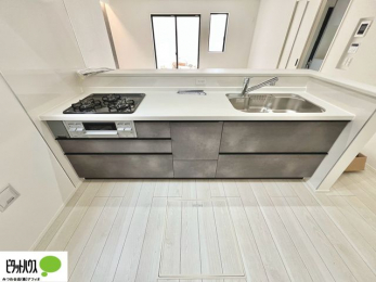 �L�b�`���@�{�H��ʐ^�@�l�C�̃J�E���^�[�L�b�`������́A���r���O�ɂ��邲�Ƒ��̗l�q���f���܂�